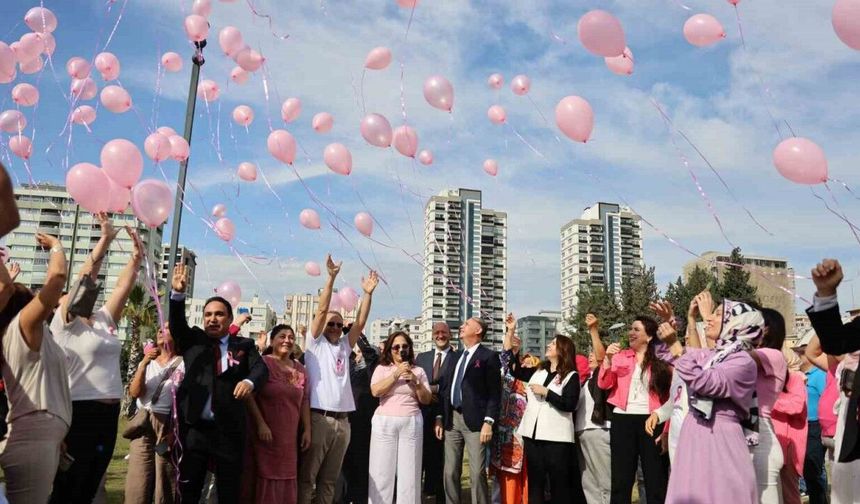 Adana’da gökyüzüne yüzlerce pembe balon bırakıldı