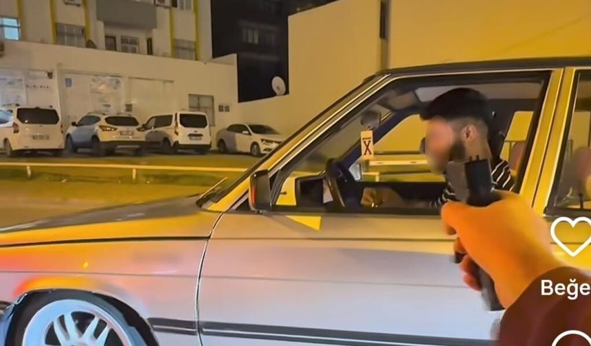 Kozan’da silahla "şaka" videosu çeken gençler polisi karşılarında görünce panik yaşadı