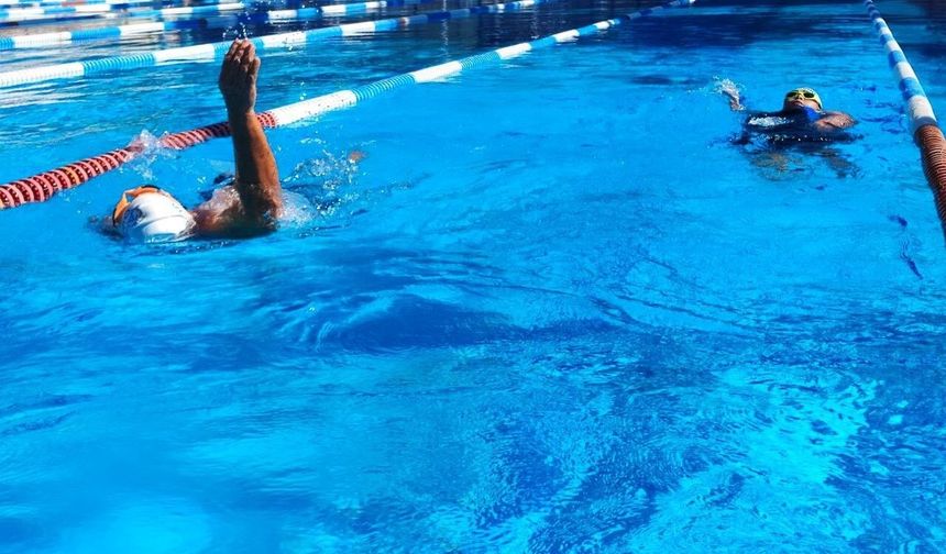 Manş’ı yüzen ilk Türk kadın, kocasını da 60 yaşında yüzücü yaptı