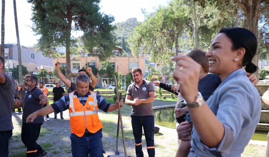 Sokakları tertemiz yaptılar, prim alınca davul zurnayla teşekkür ettiler