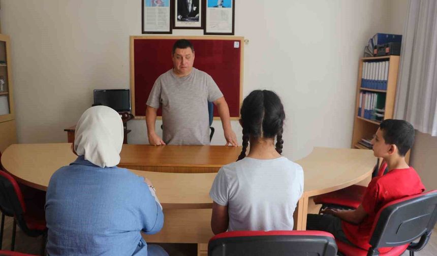 Görme engelli Hasan öğretmen, 20 yıldır öğrencilerine rehber oluyor