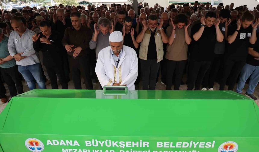 Tekne kazasında hayatını kaybeden doktor, gözyaşlarıyla toprağa verildi