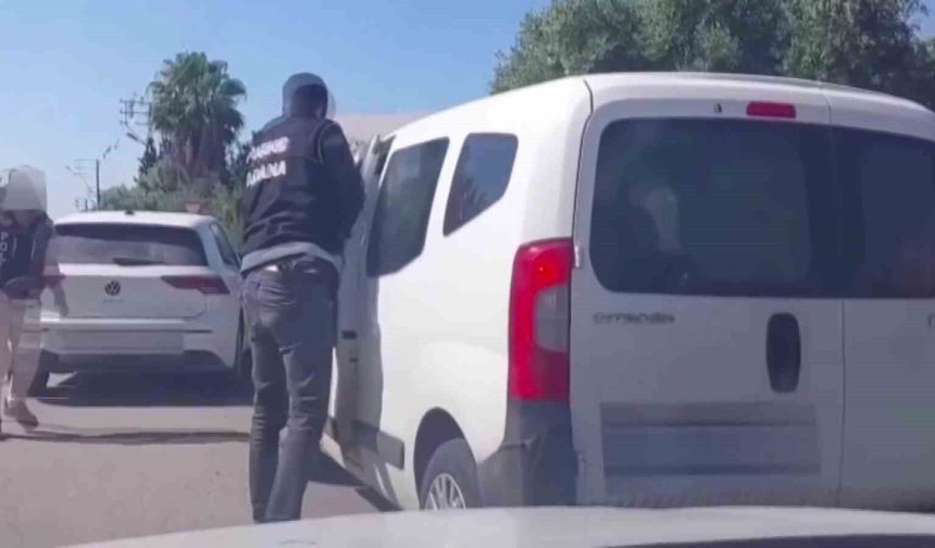 Torbacıların aracının önünü kestiler: 9 kilo skunk ele geçirildi