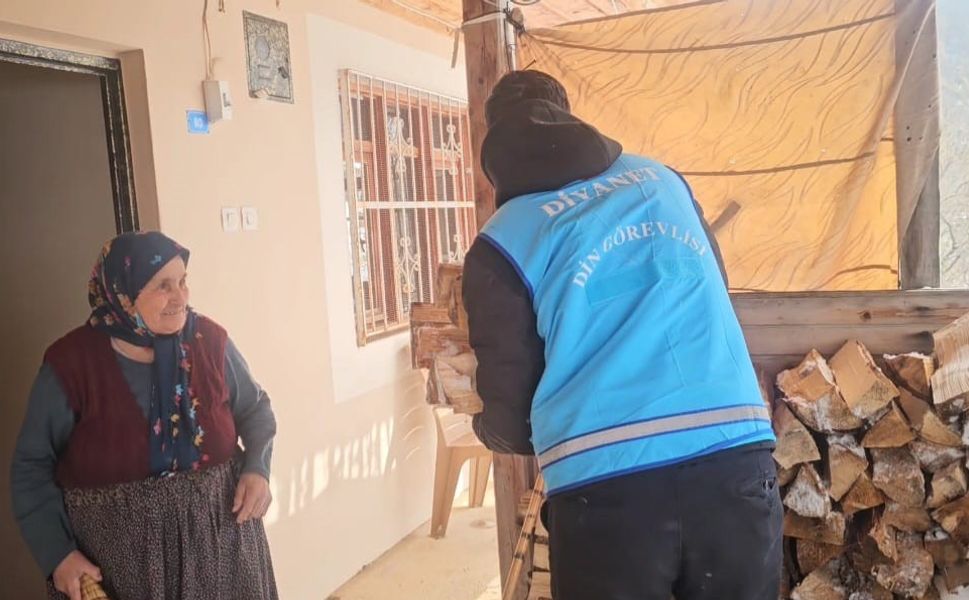 Adana Feke’de kar etkili oldu, imam yaşlılara destek oldu