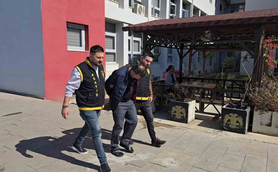 Cerrahi maskeli hırsız yakalanınca "Eşyaları yolda buldum" savunması yaptı