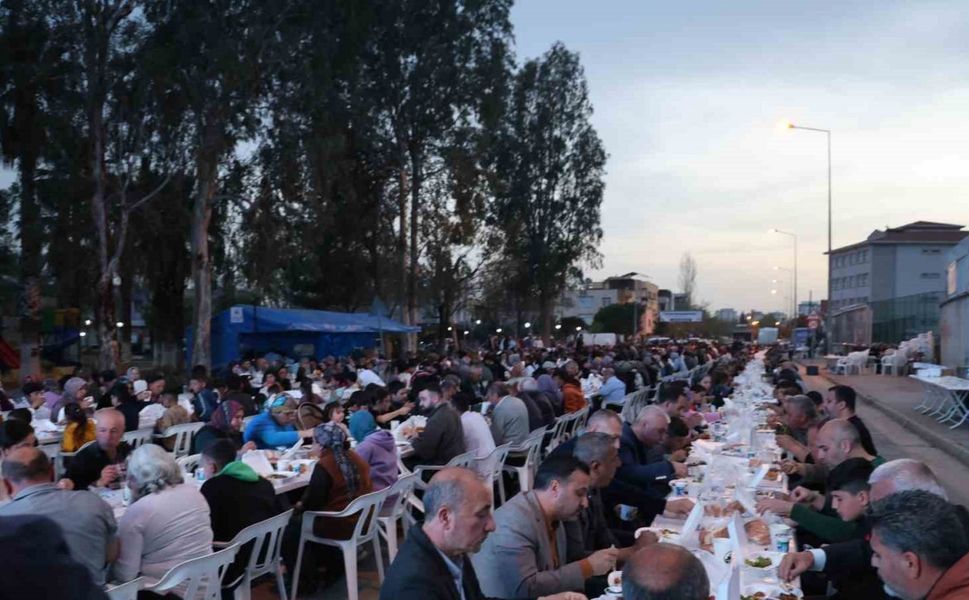Kozan’da 2 bin mahalleli iftarda buluştu