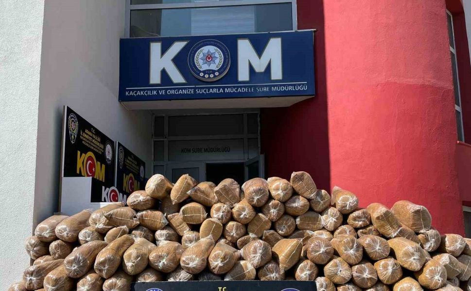 Adana’da araçta 1 ton kaçak kıyılmış tütün ele geçirildi