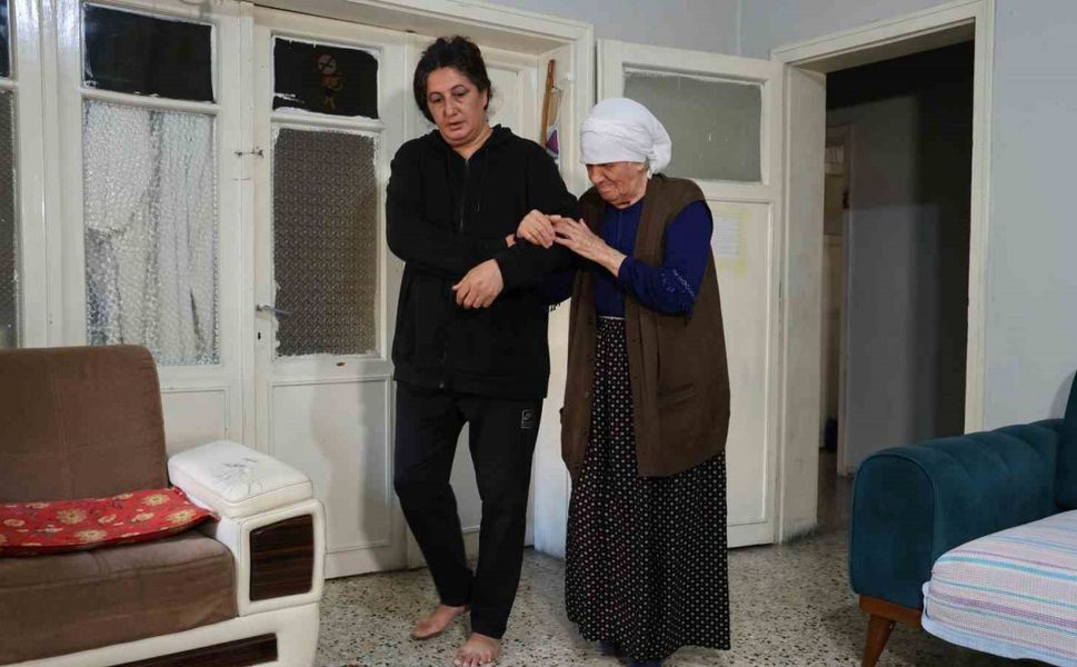 Evden çıkartılacak görme engelli Emine teyzenin gözyaşları