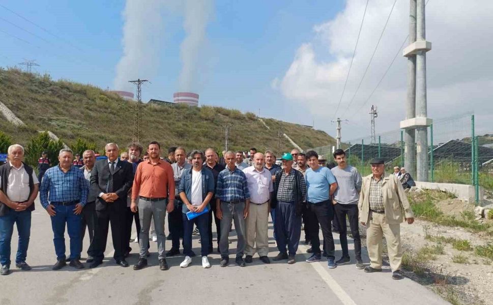 Köylüler, kül yağdıran termik santral için eylem yaptı