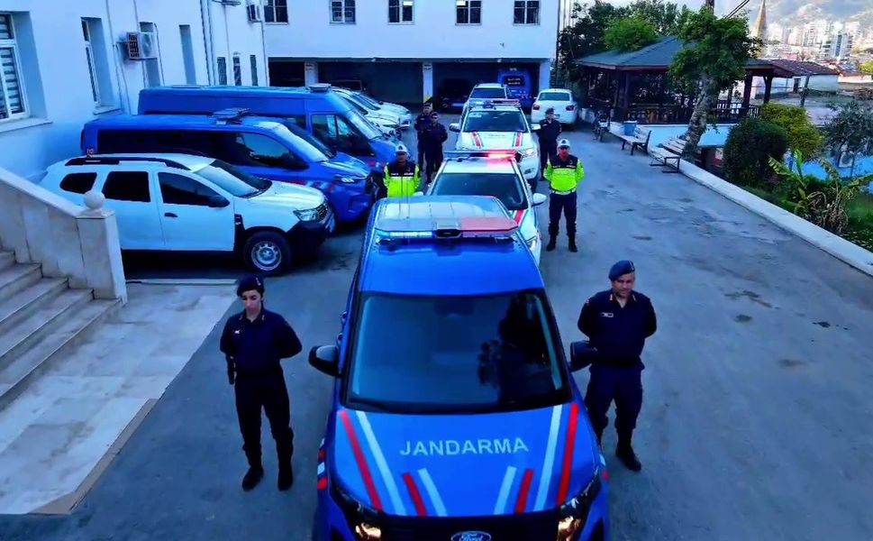 Şehit kızına ilk yaş gününde jandarmadan sürpriz