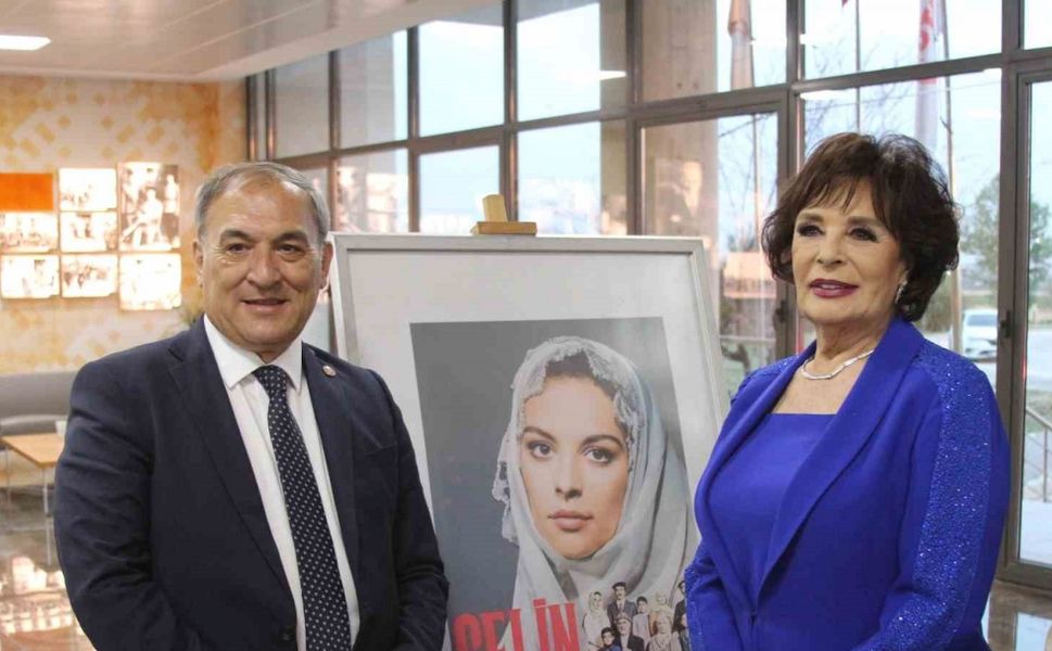 Alparslan Türkeş Bilim ve Teknoloji Üniversitesi’nde Yeşilcam gecesi: Hülya Koçyiğit gençlerle buluştu