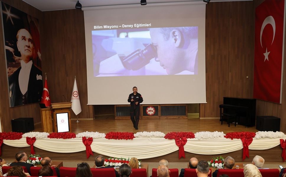 Türkiye’nin ilk astronotu Alper Gezeravcı ATÜ’de öğrencilerle buluştu