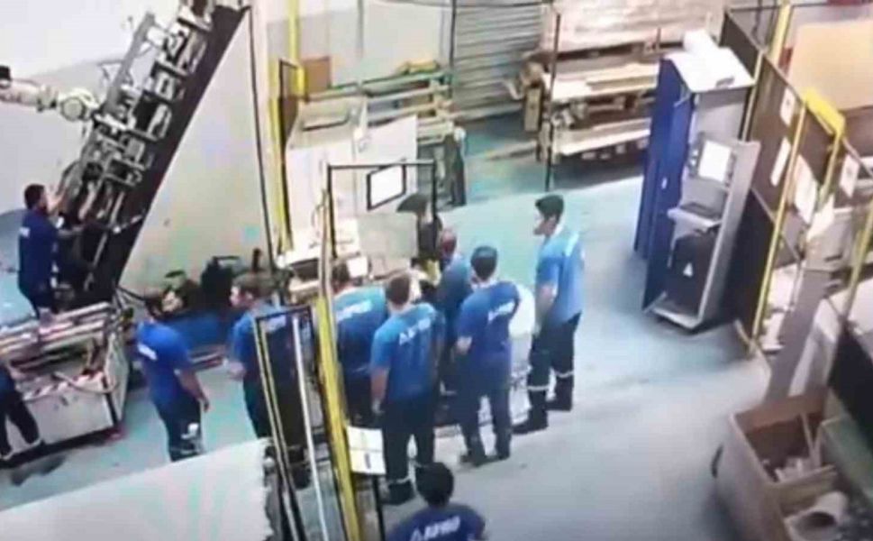 Adana’da feci iş kazası: Arızalı makine, işçinin sırtına saplandı