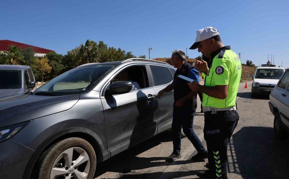 Polis hem sıcakla mücadele ediyor hem kentin huzurunu sağlıyor