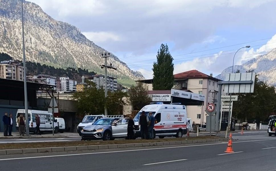 Kaza anı kamerada: Otomobille çarpışan motosikletin sürücüsü ağır yaralandı