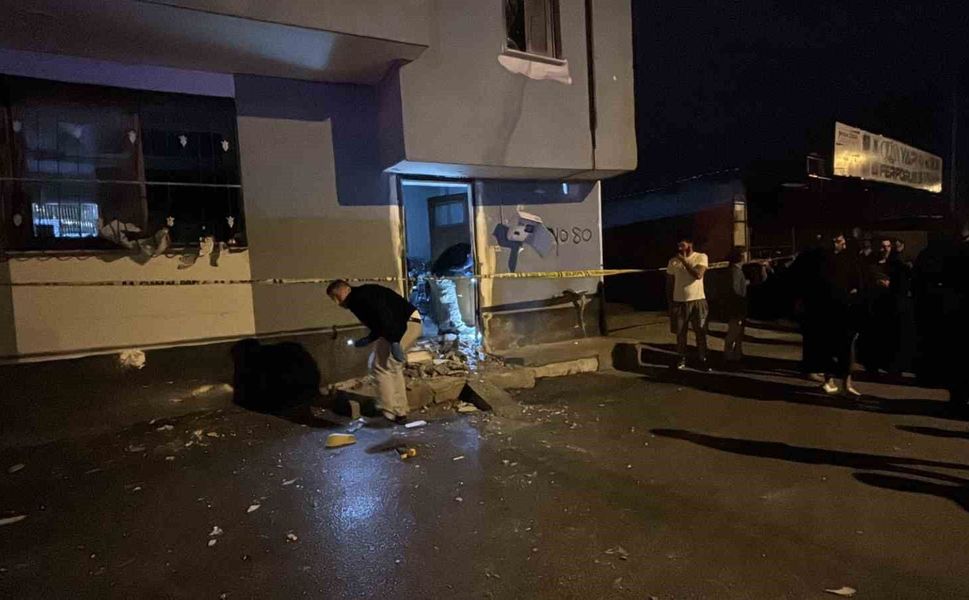 Adana'da 2'si çocuk 5 kişinin bulunduğu eve el yapımı patlayıcı attılar