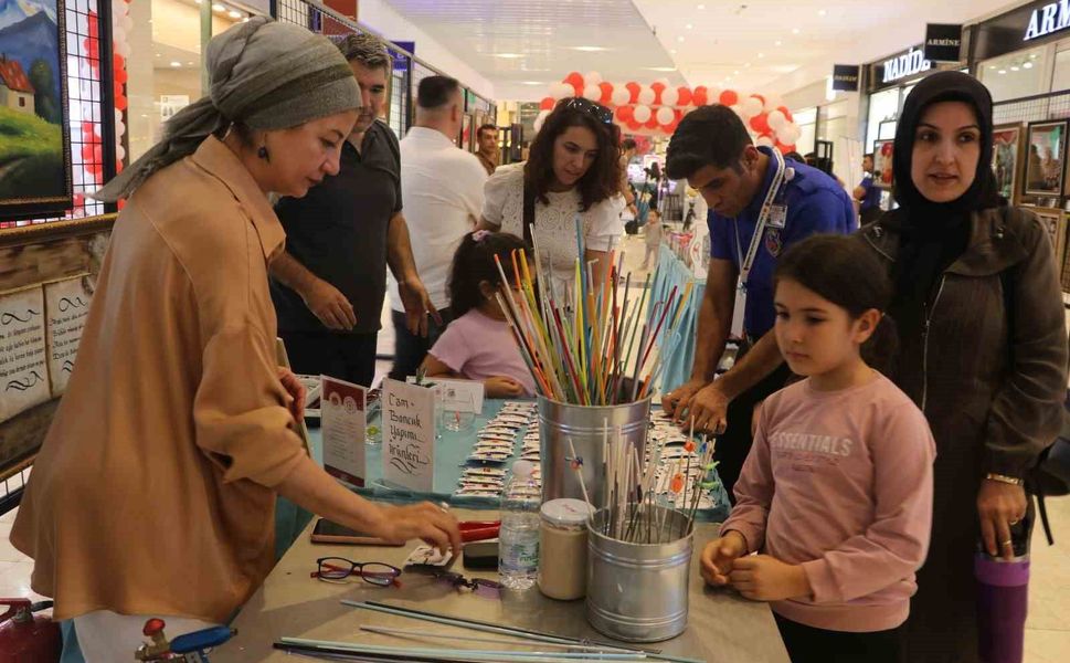 Adana'da cezaevindeki hükümlülerin eserleri sergilendi
