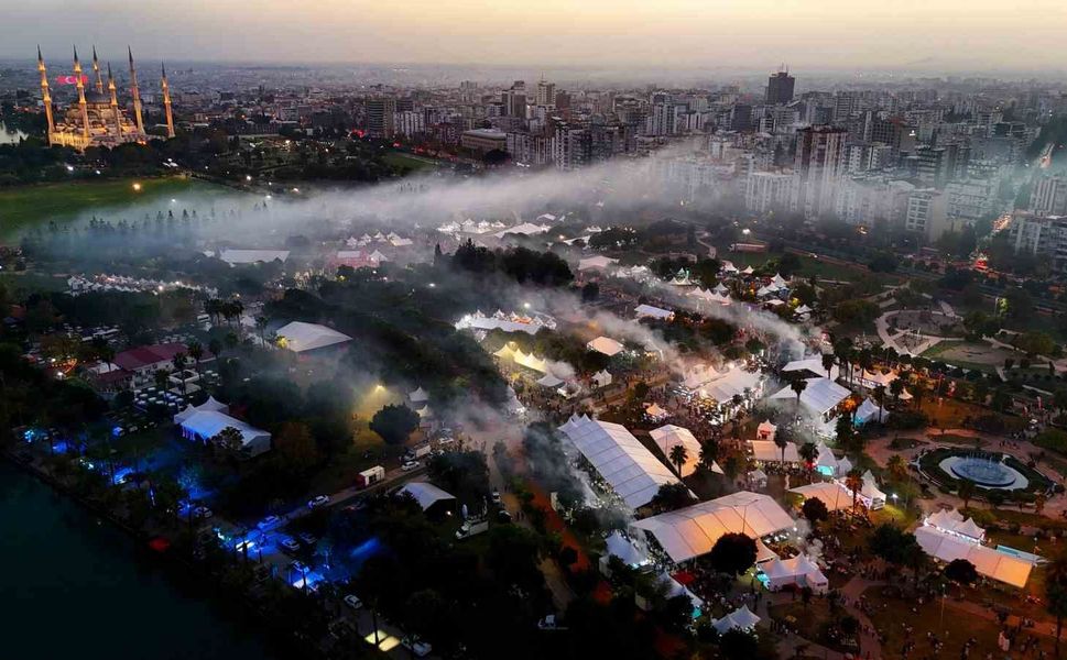 Adana'da kebap dumanı gökyüzünü kapladı, metrelerce kuyruk oluştu