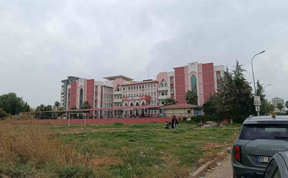 Adana'da okulda dedikodu kavgası: Kız öğrenci arkadaşını ekmek bıçağıyla yaraladı