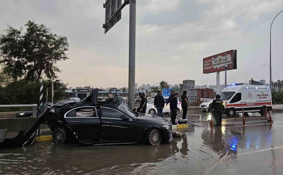 Adana'da otomobil direğe çarptı: 1 ölü
