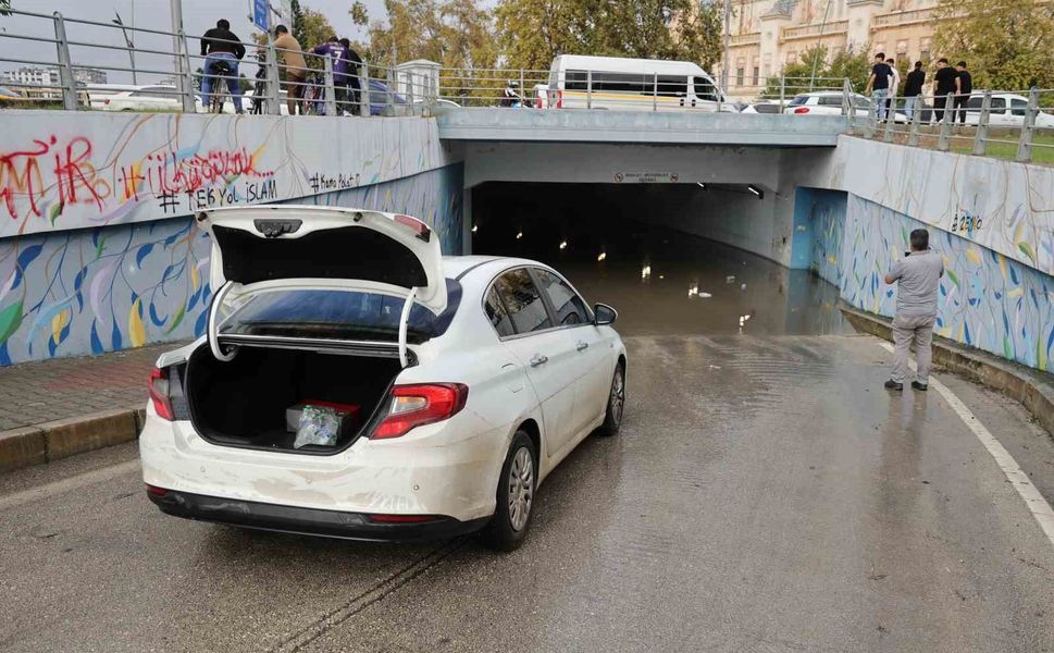 Adana'da sağanak çilesi: Otomobil suya gömüldü, vatandaşlar rögarları kendileri temizledi