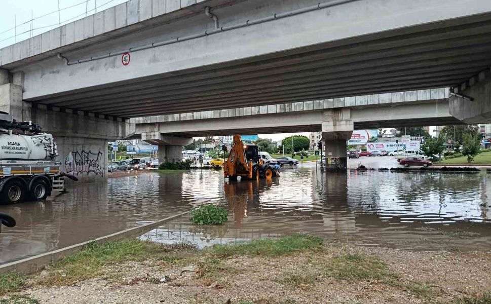 Adana'da sağanak yağış hayatı olumsuz etkiledi: Alt geçit su altında kaldı, ağaç yola devrildi