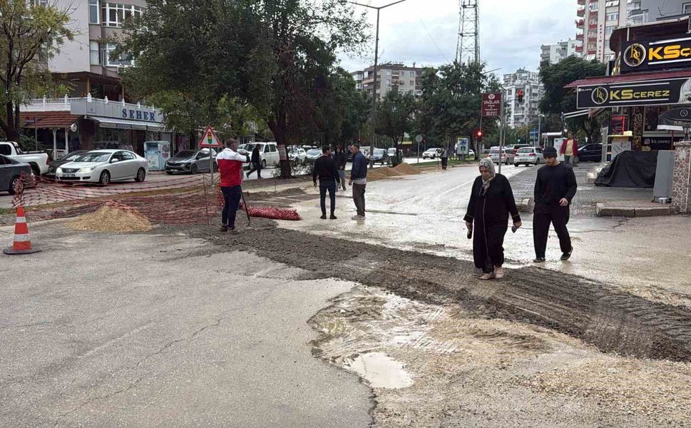 Adana'da şiddetli yağış sonrası yol çöktü