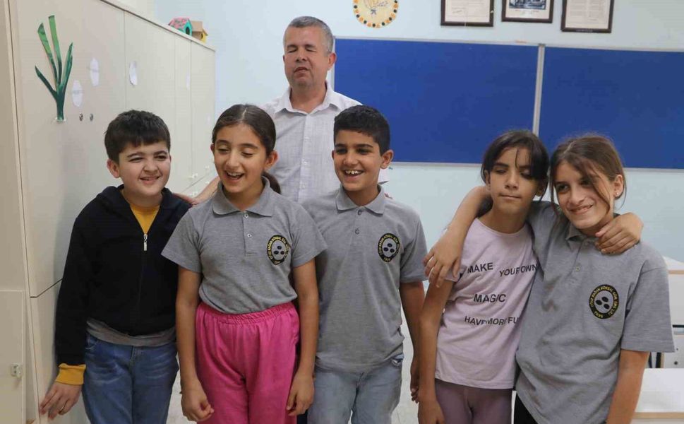 Alpay öğretmen, öğrencilerine gönül gözüyle yol gösteriyor