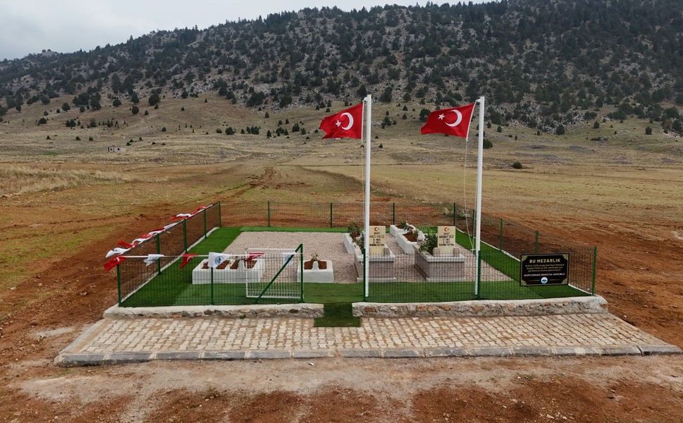 Asırlık mezarlar, şehitlik oldu