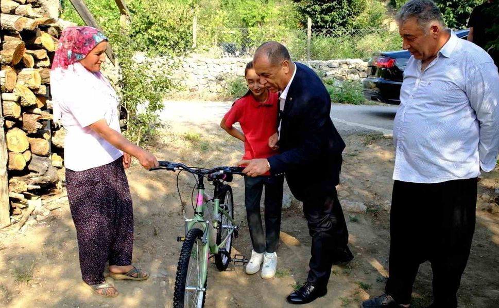 Başkan sözünü tuttu, küçük kız bisikletine kavuştu