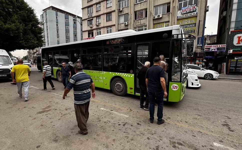 Belediye otobüsünün tekerleği çıktı, vatandaşlar bakım çağrısı yaptı