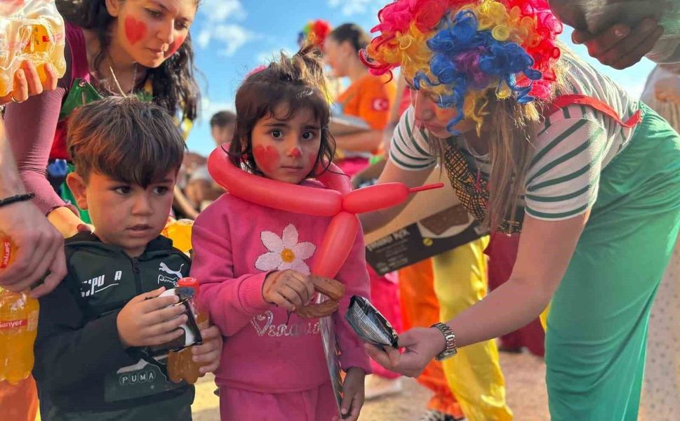 Çadırlarda yaşamak zorunda olan çocukların yüzü palyaçolarla güldü