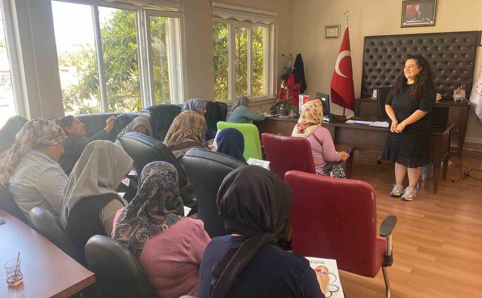 Ceyhan'da ailelere 'Aile İçi İletişim' eğitimi verildi