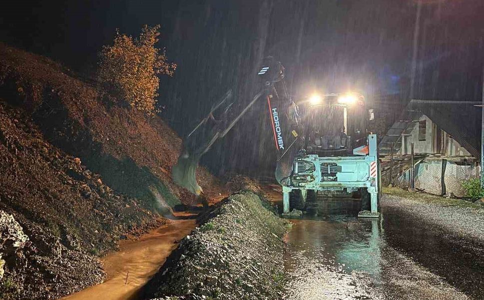Feke'de düşen kayalar iş makineleriyle temizleniyor