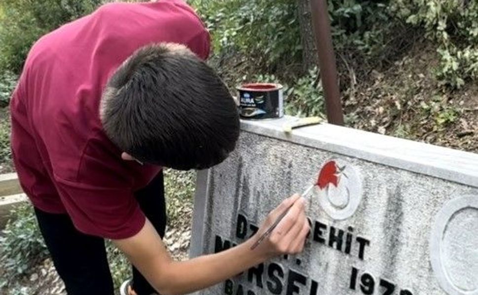 Feke'de öğrencilerden şehit kabirlerine vefa