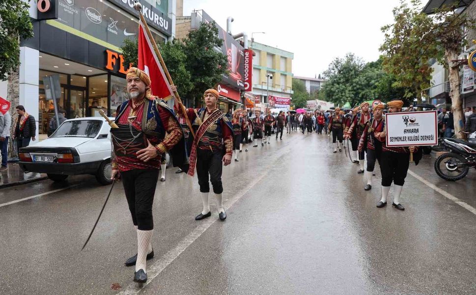 Kozan'da 10. İsmet Atlı Karakucak Güreşleri yağmura rağmen kortej yürüyüşüyle başladı