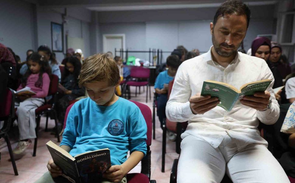 Kozan'da aileler çocuklarıyla birlikte ekranı kapatıp kitap okudu