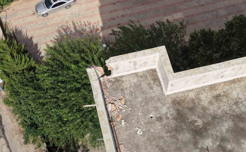Kozan'da apartmana düşen yıldırımın oluşturduğu hasar dronla görüntülendi