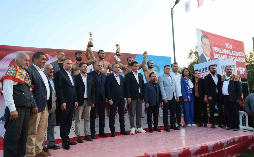 Kozan'da başpehlivan Efe Anıl Al oldu