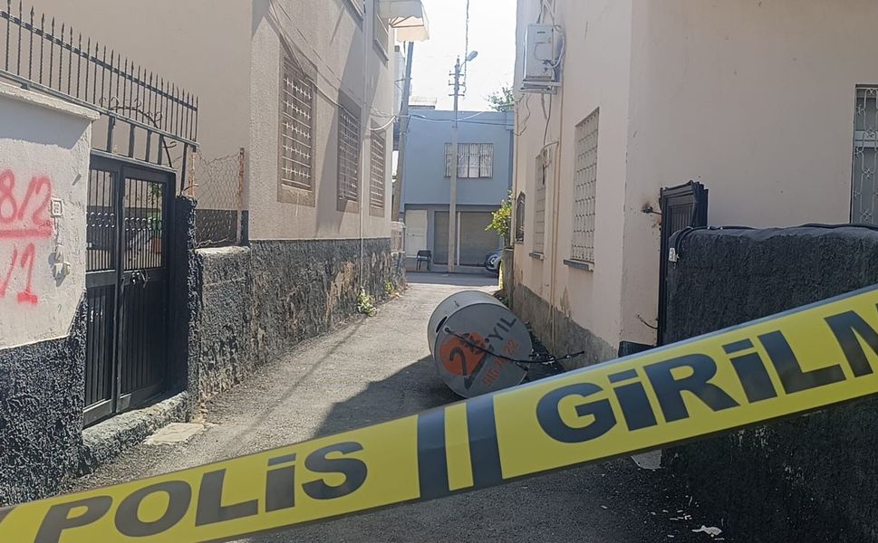 Kozan'da su deposuyla birlikte ikinci kattan düşen adam hayatını kaybetti