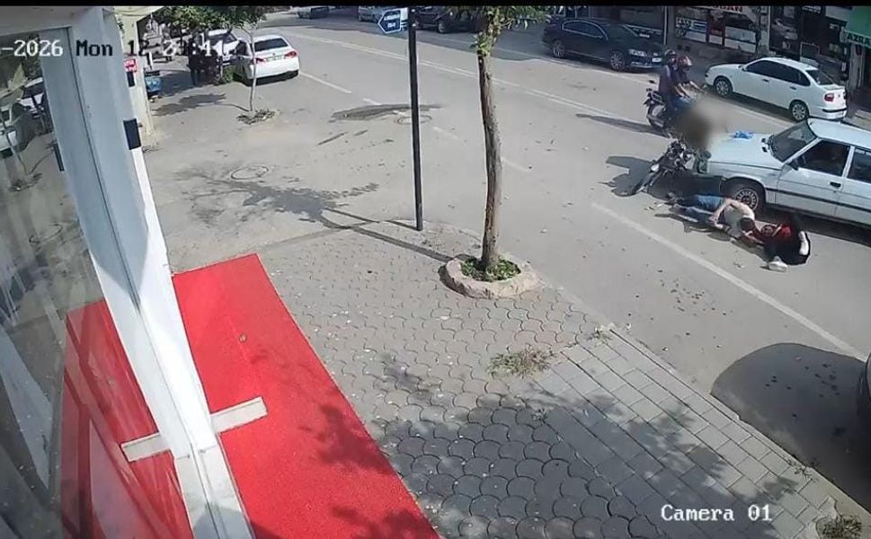 Motosikletteki çift otomobille çarpıştı: 2 yaralı