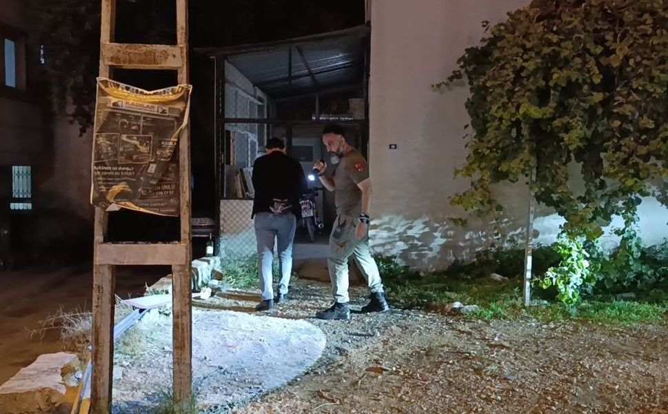 Plakasız motosikletle gelen şüpheli 1 kişiyi ayağından vurdu