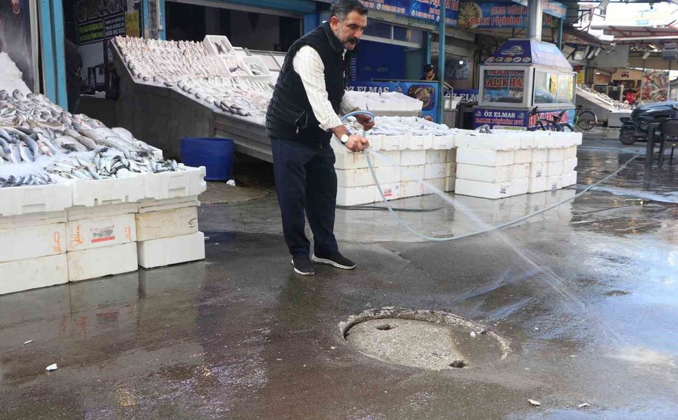 Tıkanan kanalizasyon giderini kendi açan esnaf ASKİ'ye tepki gösterdi