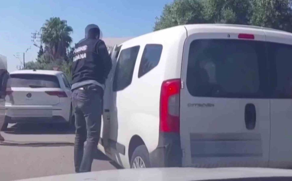 Torbacıların aracının önünü kestiler: 9 kilo skunk ele geçirildi