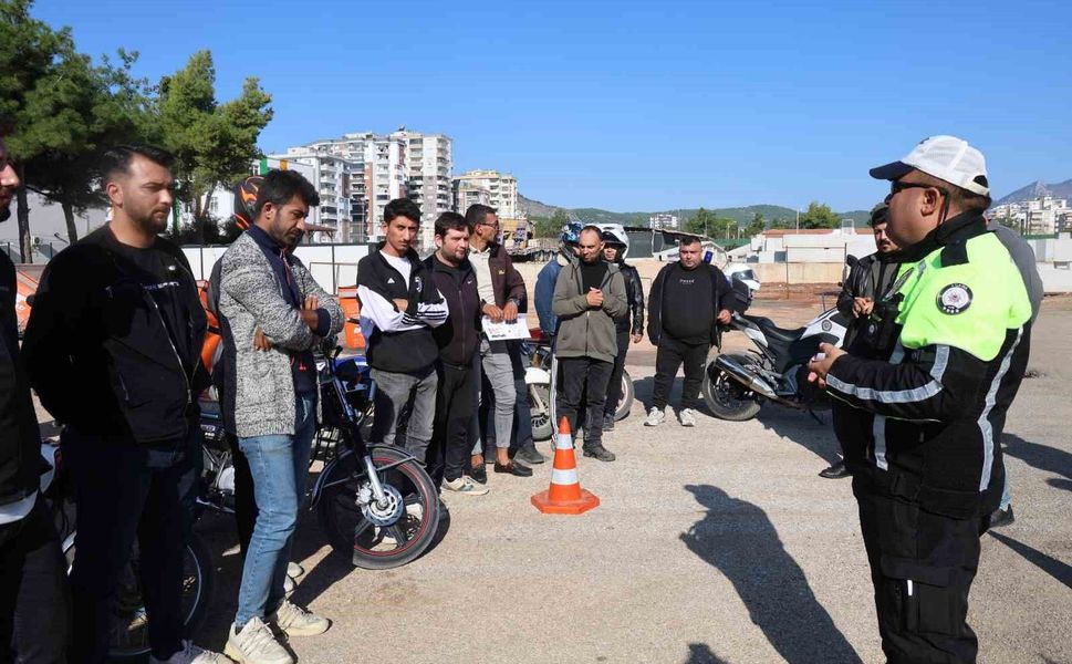 Trafik polisinden motokuryelere uyarı: 'Paket yetiştirmek için canınızı tehlikeye atmayın'