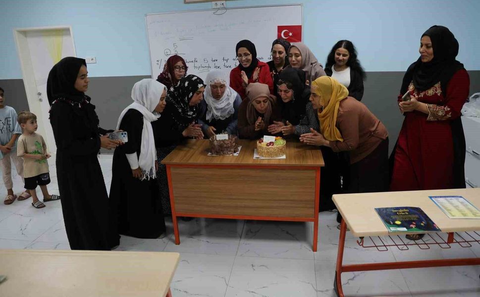 Yıllar sonra gelen mutluluk: Okuma-yazma öğrendiler, pasta kesip mezun oldular