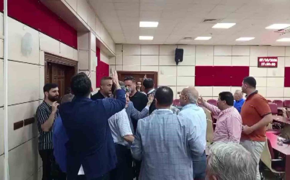 Yüreğir Belediye Meclisi'nde 'satılık' tartışması: CHP'li iki meclis üyesi birbirine girdi